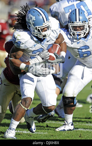 Nov. 6, 2010 - Tallahassee, Florida, Stati Uniti d'America - 6 Novembre 2010: RB UNC Johnny bianco (34) guadagna 6 cantieri dura contro la FSU difesa. Percorso UNC sconfitto FSU 37-35 a Doak Campbell Stadium di Tallahassee, Florida. (Credito Immagine: © Mike Olivella/ZUMApress.com) Foto Stock