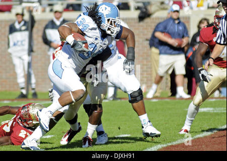 Nov. 6, 2010 - Tallahassee, Florida, Stati Uniti d'America - 6 Novembre 2010: RB UNC Johnny White corre attraverso tentativi di affrontare lui come egli ha poteri attraverso UNC per il primo cliente. Percorso UNC sconfitto FSU 37-35 a Doak Campbell Stadium di Tallahassee, Florida. (Credito Immagine: © Mike Olivella/ZUMApress.com) Foto Stock