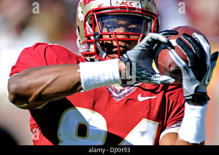 Nov. 6, 2010 - Tallahassee, Florida, Stati Uniti d'America - 6 Novembre 2010: FSU WR Rodney Smith (84) rende la cattura di 27 cantiere guadagno mantenendo un FSU drive viva. Percorso UNC sconfitto FSU 37-35 a Doak Campbell Stadium di Tallahassee, Florida. (Credito Immagine: © Mike Olivella/ZUMApress.com) Foto Stock