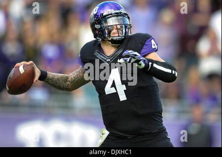 Ft. Vale la pena, TX, Stati Uniti d'America. 30 Novembre, 2013. TCU cornuto rane quarterback Casey Pachall (4) guarda a gettare un pass contro il Baylor Bears durante un NCAA Football gioco a Amon G. Carter Stadium di Ft. Vale la pena, Texas, Sabato 30 Novembre, 2013. Credito: csm/Alamy Live News Foto Stock