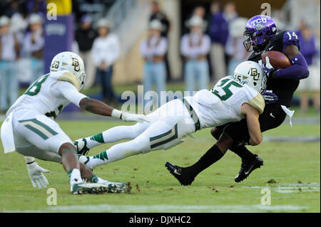 Ft. Vale la pena, TX, Stati Uniti d'America. 30 Novembre, 2013. TCU cornuto ricevitore rane David Porter (14) viene affrontato da Baylor Bears linebacker Brody Trahan (15) durante un NCAA Football gioco a Amon G. Carter Stadium di Ft. Vale la pena, Texas, Sabato 30 Novembre, 2013. Credito: csm/Alamy Live News Foto Stock