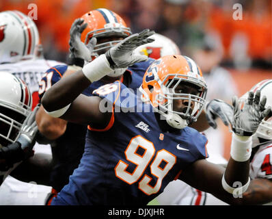 6 Novembre 2010: Louisville sconfitto Siracusa 28-20 al Carrier Dome in Syracuse, New York. Siracusa difensivo fine Chandler Jones (99) in azione durante la riproduzione di Louisville.(Immagine di credito: © Alan Schwartz/Cal Sport Media/ZUMApress.com) Foto Stock