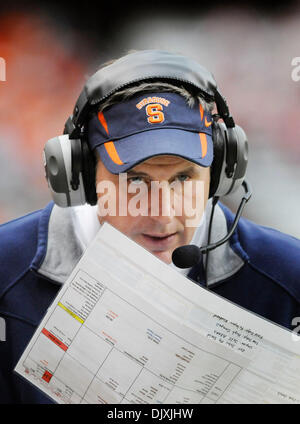 6 Novembre 2010: Louisville sconfitto Siracusa 28-20 al Carrier Dome in Syracuse, New York. Siracusa head coach Doug Marrone in disparte durante la riproduzione di Louisville.(Immagine di credito: © Alan Schwartz/Cal Sport Media/ZUMApress.com) Foto Stock