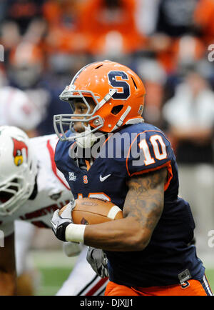 6 Novembre 2010: Louisville sconfitto Siracusa 28-20 al Carrier Dome in Syracuse, New York. Siracusa wide receiver Dorian Graham (10) in azione contro Louisville.(Immagine di credito: © Alan Schwartz/Cal Sport Media/ZUMApress.com) Foto Stock