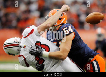 6 Novembre 2010: Louisville sconfitto Siracusa 28-20 al Carrier Dome in Syracuse, New York. Siracusa difensivo fine Mikhail Marinovich (54) fa di Louisville quarterback Justin Burke (13) dare il calcio al Carrier Dome.(Immagine di credito: © Alan Schwartz/Cal Sport Media/ZUMApress.com) Foto Stock