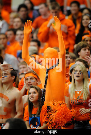 6 Novembre 2010: Louisville sconfitto Siracusa 28-20 al Carrier Dome in Syracuse, New York. Siracusa ventilatori arancione allietare il loro team al Carrier Dome.(Immagine di credito: © Alan Schwartz/Cal Sport Media/ZUMApress.com) Foto Stock