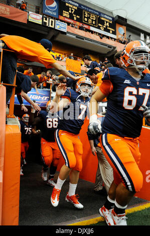 6 Novembre 2010: Louisville sconfitto Siracusa 28-20 al Carrier Dome in Syracuse, New York. Siracusa prende il campo per la seconda metà di giocare contro Louisville.(Immagine di credito: © Alan Schwartz/Cal Sport Media/ZUMApress.com) Foto Stock