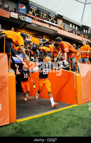 6 Novembre 2010: Louisville sconfitto Siracusa 28-20 al Carrier Dome in Syracuse, New York. Siracusa prende il campo per la seconda metà contro Louisville.(Immagine di credito: © Alan Schwartz/Cal Sport Media/ZUMApress.com) Foto Stock