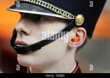 6 Novembre 2010: Louisville sconfitto Siracusa 28-20 al Carrier Dome in Syracuse, New York. Il siracusano Marching Band ha intrattenuto il pubblico prima della riproduzione di Louisville.(Immagine di credito: © Alan Schwartz/Cal Sport Media/ZUMApress.com) Foto Stock