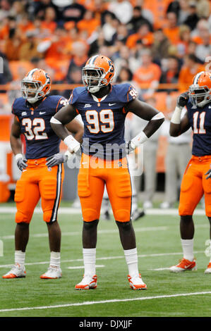 6 Novembre 2010: Louisville sconfitto Siracusa 28-20 al Carrier Dome in Syracuse, New York. Siracusa difensivo fine Chandler Jones (99) in azione durante la riproduzione di Louisville.(Immagine di credito: © Alan Schwartz/Cal Sport Media/ZUMApress.com) Foto Stock