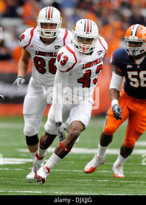 6 Novembre 2010: Louisville sconfitto Siracusa 28-20 al Carrier Dome in Syracuse, New York. Louisville linebacker Deon Rogers (43) in azione durante la riproduzione di Siracusa.(Immagine di credito: © Alan Schwartz/Cal Sport Media/ZUMApress.com) Foto Stock