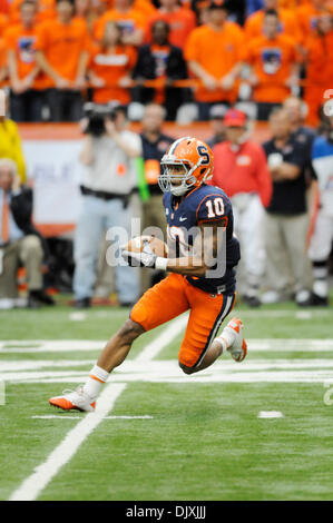 6 Novembre 2010: Louisville sconfitto Siracusa 28-20 al Carrier Dome in Syracuse, New York. Siracusa wide receiver Dorian Graham (10) in azione durante la riproduzione di Louisville.(Immagine di credito: © Alan Schwartz/Cal Sport Media/ZUMApress.com) Foto Stock