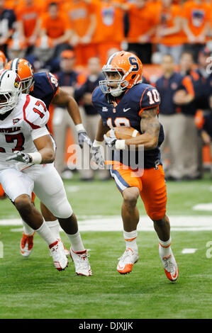 6 Novembre 2010: Louisville sconfitto Siracusa 28-20 al Carrier Dome in Syracuse, New York. Siracusa wide receiver Dorian Graham (10) in azione contro Louisville.(Immagine di credito: © Alan Schwartz/Cal Sport Media/ZUMApress.com) Foto Stock