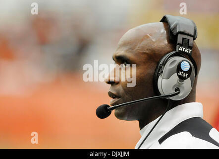 6 Novembre 2010: Louisville sconfitto Siracusa 28-20 al Carrier Dome in Syracuse, New York. Louisville head coach Charlie forte sul collaterale al Carrier Dome.(Immagine di credito: © Alan Schwartz/Cal Sport Media/ZUMApress.com) Foto Stock