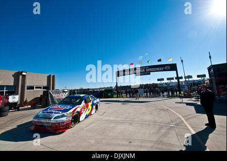 Nov. 6, 2010 - Fort Worth, Texas, Stati Uniti d'America - Sprint Cup Series driver Mark Martin (5) trascina nella parte anteriore del Texas Motor Speedway Garage prima dell'esecuzione dell'AAA Texas 500 NASCAR Sprint Cup Series gara svoltasi a Fort Worth, Texas. (Credito Immagine: © Jerome Miron/Southcreek globale/ZUMApress.com) Foto Stock