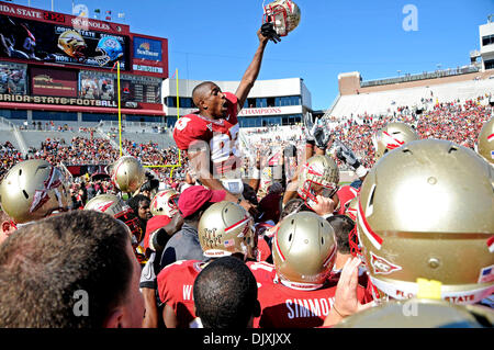 Nov. 6, 2010 - Tallahassee, Florida, Stati Uniti d'America - 6 Novembre 2010: FSU WR ottiene il team fired up dopo il pre-partita warm up. Percorso UNC sconfitto FSU 37-35 a Doak Campbell Stadium di Tallahassee, Florida. (Credito Immagine: © Mike Olivella/ZUMApress.com) Foto Stock
