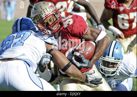 Nov. 6, 2010 - Tallahassee, Florida, Stati Uniti d'America - 6 Novembre 2010: Sicurezza UNC Deunta Williams (27) fornisce un solido colpo su FSU RB Jermaine Thomas (38). Percorso UNC sconfitto FSU 37-35 a Doak Campbell Stadium di Tallahassee, Florida. (Credito Immagine: © Mike Olivella/ZUMApress.com) Foto Stock