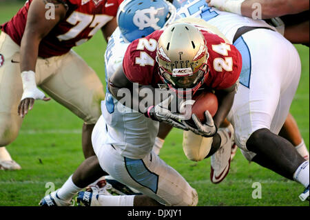 Nov. 6, 2010 - Tallahassee, Florida, Stati Uniti d'America - 6 Novembre 2010: FSU RB Lonnie Pryor corre attraverso il percorso UNC della linea difensiva per un touchdown. Percorso UNC sconfitto FSU 37-35 a Doak Campbell Stadium di Tallahassee, Florida. (Credito Immagine: © Mike Olivella/ZUMApress.com) Foto Stock