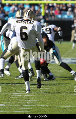 Novembre 7, 2010; New Orleans Saints punter Thomas Morstead (6) presso la Bank of America Stadium di Charlotte, NC. Punteggio ottenuto a metà è Santi 14- pantere 3..Jim Dedmon/CSM(Immagine di credito: © Jim Dedmon/Cal Sport Media/ZUMApress.com) Foto Stock
