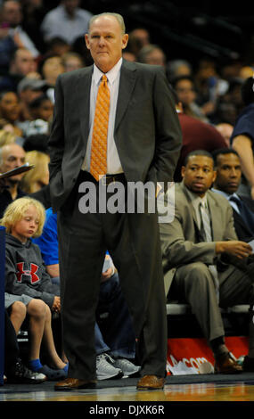 Nov. 7, 2010 - Dallas, Texas, Stati Uniti d'America - nov. 6, 2010. Denver Nuggets head coach GEORGE KARL orologi dal pavimento. Denver Nuggets sconfitto il Dallas Mavericks 103 a 92 ad American Airlines Center di Dallas Stati Uniti d'America. (Credito Immagine: © ZUMA Ralph Lauer/ZUMApress.com) Foto Stock