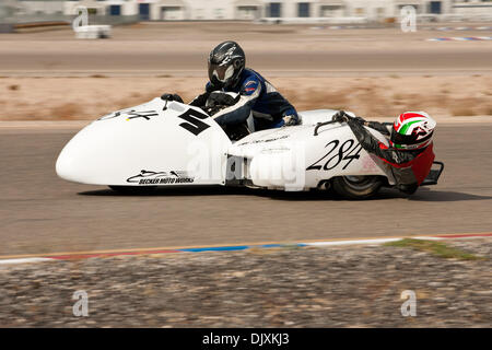 Nov. 7, 2010 - Las Vegas, Nevada, Stati Uniti d'America - Uno del sidecar racers ingrandisce attraverso girare a 7 nel corso del 2010 Pirelli/WERA West sportivo gare di serie sul Las Vegas Motor Speedway classico corso di Las Vegas, Nevada domenica 7 novembre 2010. (Credito Immagine: © Matt Gdowski/Southcreek globale/ZUMApress.com) Foto Stock