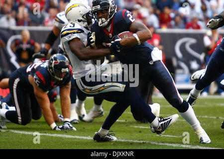 Nov. 7, 2010 - Houston, Texas, Stati Uniti d'America - Houston Texans Runningback Arian Foster (#23) spinge passato San Diego Chargers Cornerback Quentin Jammer (#23) per un touchdown. Il San Diego Chargers sconfitta Houston Texans da 29-23 al Reliant Stadium di Houston, TX. (Credito Immagine: © Anthony Vasser/Southcreek globale/ZUMApress.com) Foto Stock