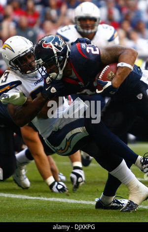 Nov. 7, 2010 - Houston, Texas, Stati Uniti d'America - Houston Texans Runningback Arian Foster (#23) spinge passato San Diego Chargers Cornerback Quentin Jammer (#23) per un touchdown. Il San Diego Chargers sconfitta Houston Texans da 29-23 al Reliant Stadium di Houston, TX. (Credito Immagine: © Anthony Vasser/Southcreek globale/ZUMApress.com) Foto Stock