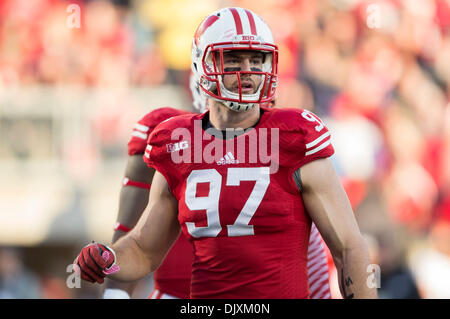 Madison, Wisconsin, Stati Uniti d'America. 30 Novembre, 2013. Novembre 30, 2013: Wisconsin Badgers linebacker Brendan Kelly #97 durante il NCAA Football gioco tra la Penn State Nittany Lions e il Wisconsin Badgers a Camp Randall Stadium di Madison, WI. Penn State sconfitto Wisconsin 31-24. John Fisher/CSM/Alamy Live News Foto Stock