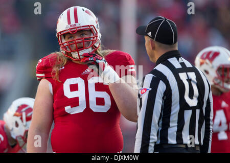 Madison, Wisconsin, Stati Uniti d'America. 30 Novembre, 2013. Novembre 30, 2013: Wisconsin Badgers naso affrontare Beau Allen #96 colloqui con un funzionario durante il NCAA Football gioco tra la Penn State Nittany Lions e il Wisconsin Badgers a Camp Randall Stadium di Madison, WI. Penn State sconfitto Wisconsin 31-24. John Fisher/CSM/Alamy Live News Foto Stock