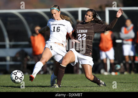 Nov. 7, 2010 - punto ad ovest di New York, Stati Uniti d'America - 07 Novembre 2010: Esercito Cavalieri Neri Kelley Robbins e Lehigh Mountain Hawks Jana Basubas durante l'azione di gioco a 2010 Patriot League donne di calcio del campionato finale svoltasi a Clinton campo nel punto ad ovest di New York. (Credito Immagine: © Alex Cena/Southcreek globale/ZUMApress.com) Foto Stock