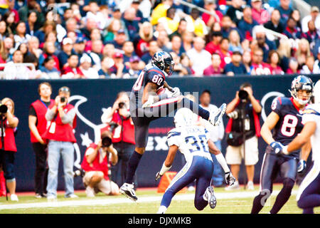 Nov. 7, 2010 - Houston, Texas, Stati Uniti - Houston Texans WR (80) Andre Johnson salta in aria per la cattura di una sfera. San Diego Chargers guadagnato la loro prima vittoria su strada della stagione a battere la Houston Texans da 29-23 (credito Immagine: © Juan DeLeon/Southcreek globale/ZUMApress.com) Foto Stock