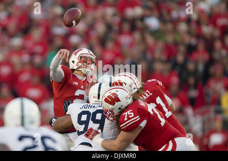 Madison, Wisconsin, Stati Uniti d'America. 30 Novembre, 2013. Novembre 30, 2013: Wisconsin Badgers quarterback Joel doga #2 è colpito come egli rilascia il pass durante il NCAA Football gioco tra la Penn State Nittany Lions e il Wisconsin Badgers a Camp Randall Stadium di Madison, WI. Penn State sconfitto Wisconsin 31-24. John Fisher/CSM/Alamy Live News Foto Stock