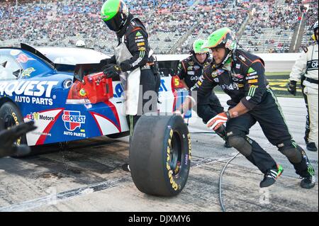 Nov. 7, 2010 - Fort Worth, Texas, Stati Uniti d'America - Membri della Sprint Cup Series driver Mark Martin (5) cambia team pneumatici durante la AAA Texas 500 NASCAR Sprint Cup Series gara svoltasi a Fort Worth, Texas al Texas Motor Speedway. (Credito Immagine: © Jerome Miron/Southcreek globale/ZUMApress.com) Foto Stock