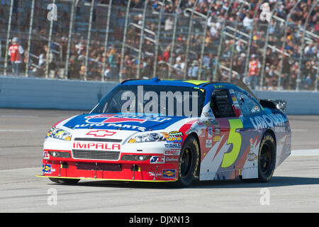 Nov. 7, 2010 - Fort Worth, Texas, Stati Uniti d'America - Sprint Cup Series driver Mark Martin (5) inizia la sua esecuzione durante il AAA Texas 500 NASCAR Sprint Cup Series gara svoltasi a Fort Worth, Texas al Texas Motor Speedway. (Credito Immagine: © Jerome Miron/Southcreek globale/ZUMApress.com) Foto Stock