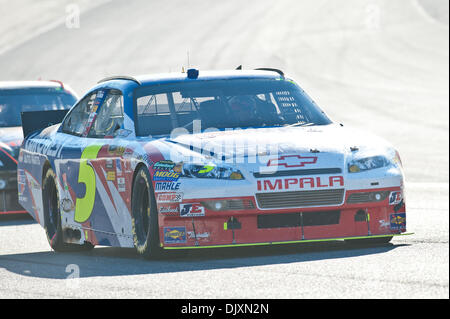 Nov. 7, 2010 - Fort Worth, Texas, Stati Uniti d'America - Sprint Cup Series driver Mark Martin (5) insegue il lead auto durante la AAA Texas 500 NASCAR Sprint Cup Series gara svoltasi a Fort Worth, Texas al Texas Motor Speedway. (Credito Immagine: © Jerome Miron/Southcreek globale/ZUMApress.com) Foto Stock