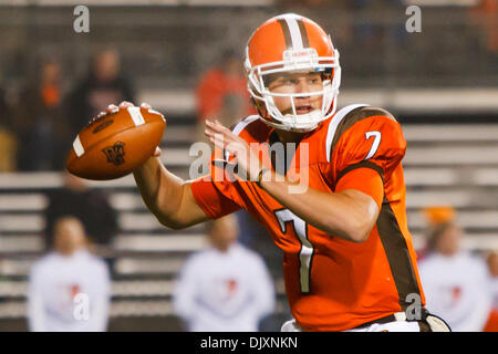 Nov. 10, 2010 - Bowling Green, Ohio, Stati Uniti d'America - Bowling Green Falcons quarterback Matt Schilz (#7) durante il secondo trimestre il gioco d'azione. Miami (Ohio) sconfisse Bowling Green 24-21 con un 33-cantiere field goal come tempo scaduto field goal a Doyt L. Perry Stadium. Una fitta nebbia si insediarono sul campo nella seconda metà del gioco. (Credito Immagine: © Scott Grau/Southcreek Globa Foto Stock