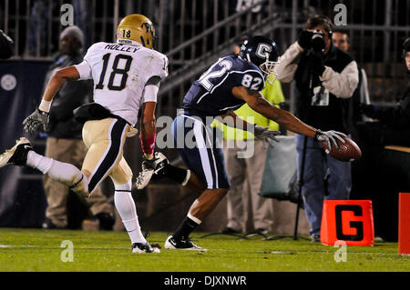 Nov. 11, 2010 - East Hartford, Connecticut, Stati Uniti d'America - Connecticut Kashif Moore (82) raggiunge per la zona di estremità per il touchdown. A metà Connecticut conduce Pittsburgh 10 - 7 al campo Rentschler. (Credito Immagine: © Geoff Bolte/Southcreek globale/ZUMApress.com) Foto Stock