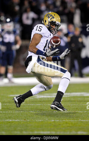 Nov. 11, 2010 - East Hartford, Connecticut, Stati Uniti d'America - Pittsburgh WR Devin Street (15) bobbles la palla prima tirandolo per un ricevimento. A metà Connecticut conduce Pittsburgh 10 - 7 al campo Rentschler. (Credito Immagine: © Geoff Bolte/Southcreek globale/ZUMApress.com) Foto Stock