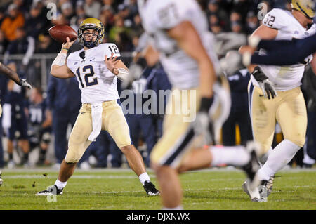 Nov. 11, 2010 - East Hartford, Connecticut, Stati Uniti d'America - Pittsburgh QB Tino Sunseri (12) passante per il primo semestre. A metà Connecticut conduce Pittsburgh 10 - 7 al campo Rentschler. (Credito Immagine: © Geoff Bolte/Southcreek globale/ZUMApress.com) Foto Stock