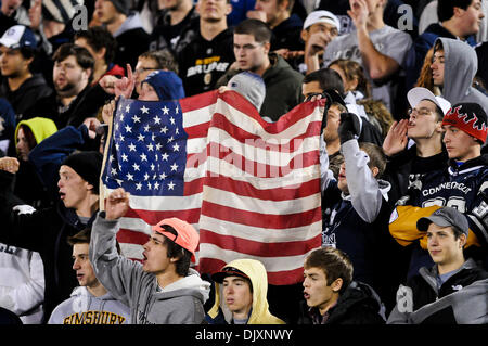 Nov. 11, 2010 - East Hartford, Connecticut, Stati Uniti d'America - Ventilatori tenere premuto su una bandiera americana per i veterani giorno durante il Grande Oriente match tra il Pittsburgh Panthers e il Connecticut Huskies. A metà Connecticut conduce Pittsburgh 10 - 7 al campo Rentschler. (Credito Immagine: © Geoff Bolte/Southcreek globale/ZUMApress.com) Foto Stock