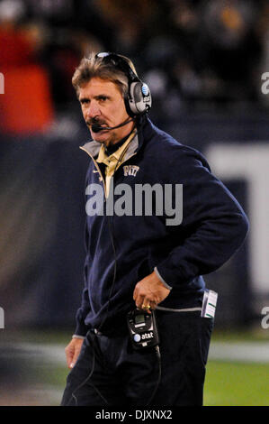 Nov. 11, 2010 - East Hartford, Connecticut, Stati Uniti d'America - Pittsburgh head coach Dave Wannstedt passeggiate sugli spalti. Connecticut sconfitto Pittsburgh 30 - 28 nel Grande Oriente corrispondono al campo Rentschler. (Credito Immagine: © Geoff Bolte/Southcreek globale/ZUMApress.com) Foto Stock