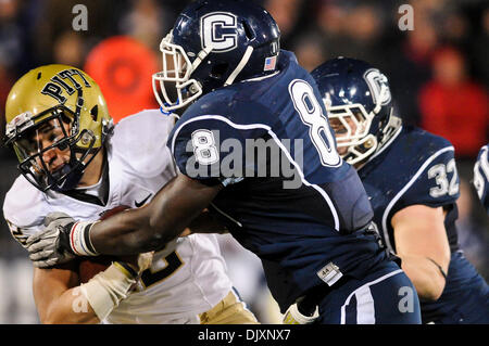 Nov. 11, 2010 - East Hartford, Connecticut, Stati Uniti d'America - Pittsburgh QB Tino Sunseri (12,l) è saccheggiata dal Connecticut LB Lawrence Wilson (8). Connecticut sconfitto Pittsburgh 30 - 28 nel Grande Oriente corrispondono al campo Rentschler. (Credito Immagine: © Geoff Bolte/Southcreek globale/ZUMApress.com) Foto Stock