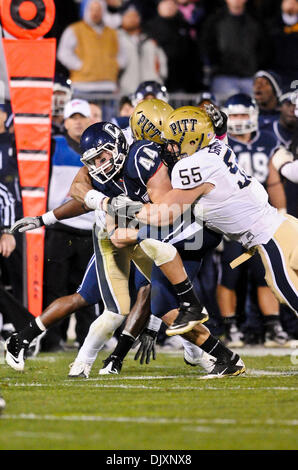 Nov. 11, 2010 - East Hartford, Connecticut, Stati Uniti d'America - Connecticut TB Robbie Frey (44) pista è affrontato dalla difesa di Pitt. Connecticut sconfitto Pittsburgh 30 - 28 nel Grande Oriente corrispondono al campo Rentschler. (Credito Immagine: © Geoff Bolte/Southcreek globale/ZUMApress.com) Foto Stock