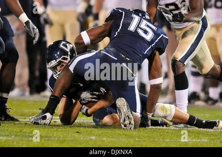 Nov. 11, 2010 - East Hartford, Connecticut, Stati Uniti d'America - Connecticut TB Robbie Frey (44) afferra la palla dopo il recupero del fumble. Connecticut sconfitto Pittsburgh 30 - 28 nel Grande Oriente corrispondono al campo Rentschler. (Credito Immagine: © Geoff Bolte/Southcreek globale/ZUMApress.com) Foto Stock