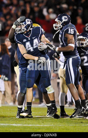 Nov. 11, 2010 - East Hartford, Connecticut, Stati Uniti d'America - Connecticut TB Robbie Frey (44) celebra il suo fumble recovery. Connecticut sconfitto Pittsburgh 30 - 28 nel Grande Oriente corrispondono al campo Rentschler. (Credito Immagine: © Geoff Bolte/Southcreek globale/ZUMApress.com) Foto Stock