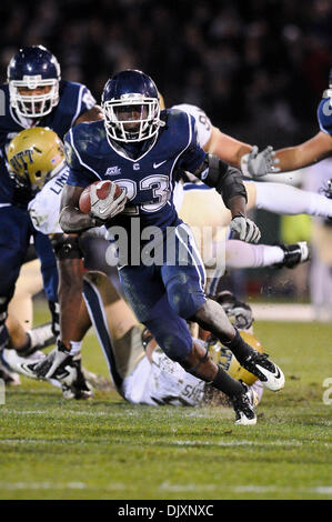 Nov. 11, 2010 - East Hartford, Connecticut, Stati Uniti d'America - Connecticut TB Jordan Todman (23) precipita attraverso il centro. Connecticut sconfitto Pittsburgh 30 - 28 nel Grande Oriente corrispondono al campo Rentschler. (Credito Immagine: © Geoff Bolte/Southcreek globale/ZUMApress.com) Foto Stock