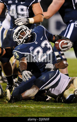 Nov. 11, 2010 - East Hartford, Connecticut, Stati Uniti d'America - Connecticut TB Jordan Todman (23) viene affrontato goffamente nel backfield Connecticut sconfitto Pittsburgh 30 - 28 nel Grande Oriente corrispondono al campo Rentschler. (Credito Immagine: © Geoff Bolte/Southcreek globale/ZUMApress.com) Foto Stock