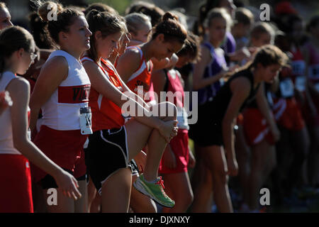 Nov. 11, 2010 - Tampa, FL, Stati Uniti d'America - TP 330540 te XCOUNTRY 05.EDMUND D. FONTANA | Orari .(11/12/2010 Tampa) Cross country corridori di attendere presso la linea di partenza prima di competere nella classe 4A District 2 cross country incontro presso il parco del lago a Tampa il 12 novembre 2010.. [EDMUND D. FONTANA, volte] (credito Immagine: © San Pietroburgo volte/ZUMApress.com) Foto Stock