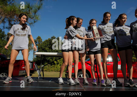 Nov. 11, 2010 - Tampa, FL, Stati Uniti d'America - TP 330540 te XCOUNTRY 08.EDMUND D. FONTANA | Orari .(11/12/2010 Tampa) l'impianto di alta scuola ragazze cross country team al primo posto nella classe 4A District 2 cross country incontro presso il parco del lago a Tampa il 12 novembre 2010. [EDMUND D. FONTANA, volte] (credito Immagine: © San Pietroburgo volte/ZUMApress.com) Foto Stock