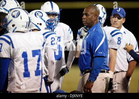 Nov. 11, 2010 - Tampa, FL, Stati Uniti d'America - TP 330475 te Football 12.EDMUND D. FONTANA | Orari .(11/11/2010 Tampa) Jesuit High School allenatore di calcio James Harrell colloqui con il suo team di gioco Tampa su Cattolica Novembre 11, 2010. [EDMUND D. FONTANA, volte] (credito Immagine: © San Pietroburgo volte/ZUMAPRESS.com) Foto Stock